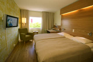 Double room with yellow floor